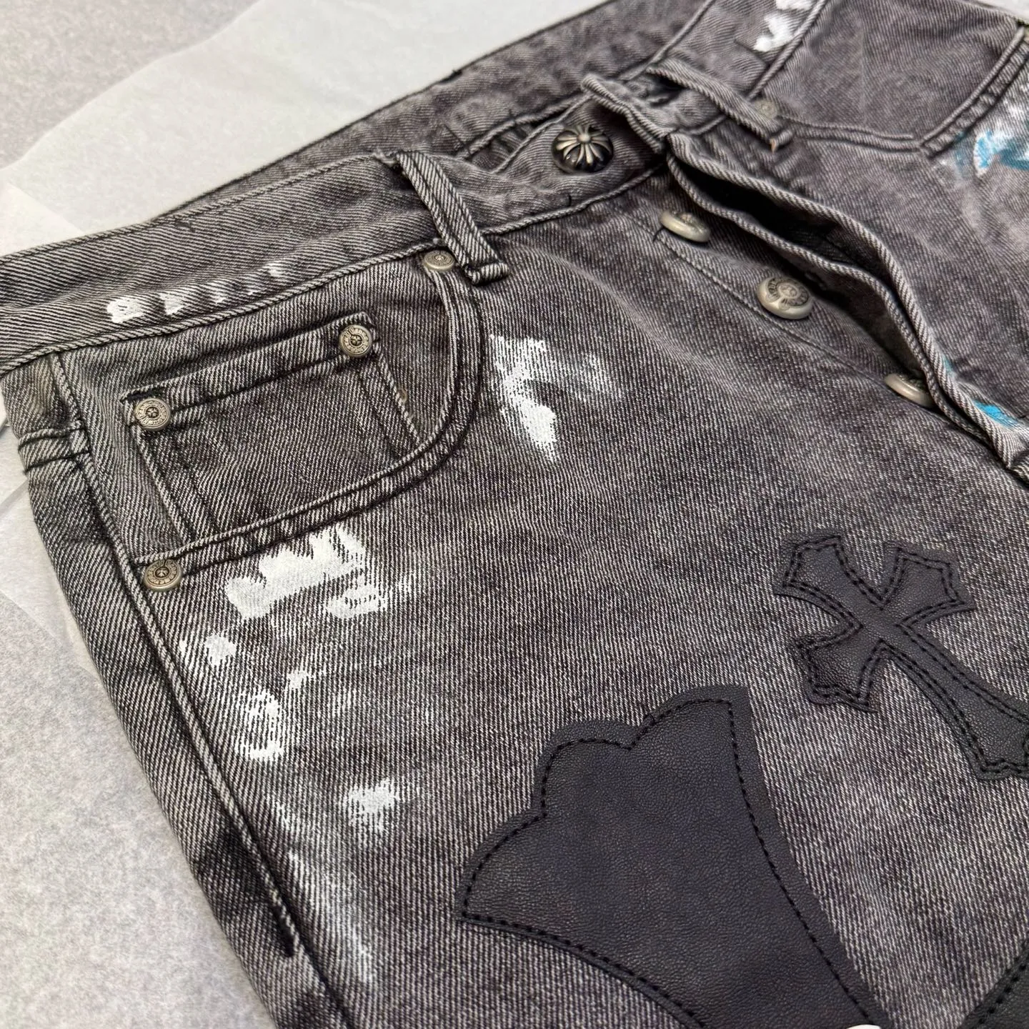 P320 model number: D371 GALLERY DEPT & Chrome hearts, washed gray spliced cross jeans, three-dimensional version, factory precision, original factory quality control, heavy-duty washed pure cotton denim fabric used in the process Size: 28, 30, 32, 34, 36 (S-XXL) Color: splicing Size reference # 28 trouser length 100 waist 72 30 trouser length 102 waist 76 32 pants length 104 waist circumference 80 34 pants length 106 waist circumference 84 36 pants length 108 waist circumference 88
